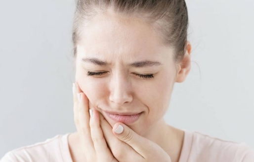 3 λόγοι που δημιουργούν ευαισθησία στα δόντια σας, χωρίς να το καταλαβαίνετε